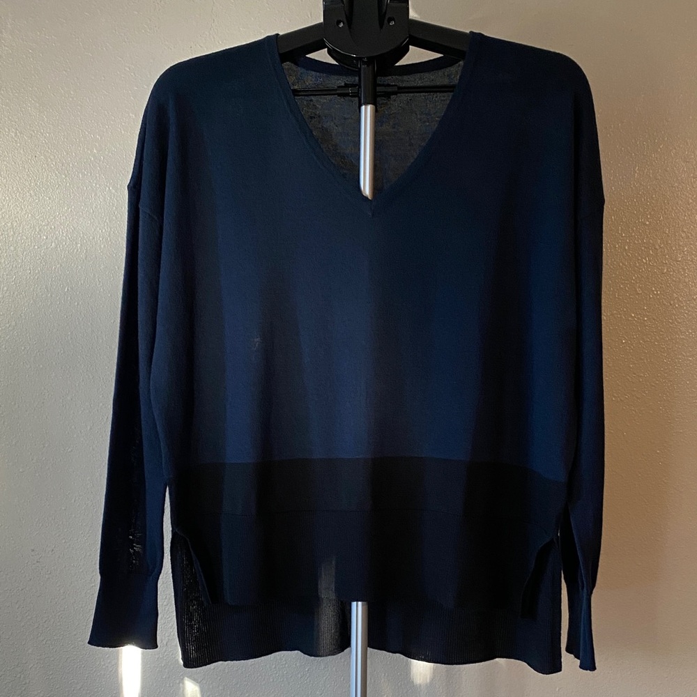 Kenneth Cole Blue and Black V-Neck Long Sleeve Sweater Women’s Medium